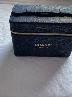 CHANEL Beaute GWP Navy and Gold Textured Toiletry Case